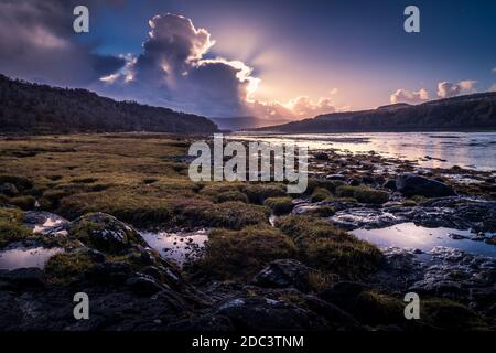 Loch Aline sulla tenuta di Ardtornish in Scozia in una giornata di sole luminoso con le nuvole drammatiche in un giorno d'autunno, fiumi, spiaggia, mare, lago Foto Stock