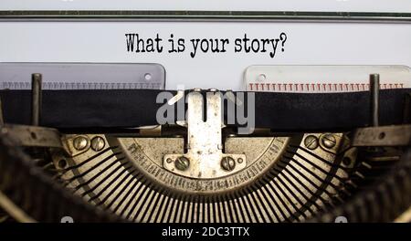 Testo 'what is your story' digitato su macchina da scrivere retrò. Concetto aziendale. Spazio di copia. Foto Stock