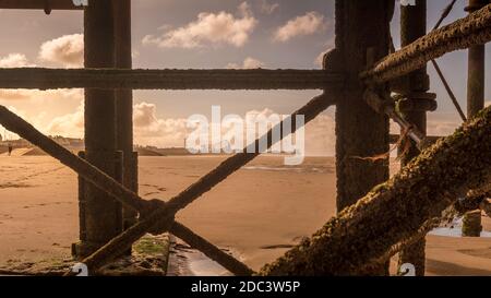 Blackpool Pleasure Beach tramonto da sotto il molo centrale Foto Stock