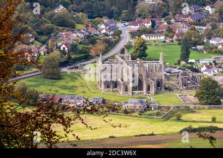 Guardando giù sull'abbazia di Tintern nella Wye Valley dal Devil's Pulpit sulla Shorn Cliff, Tidenham Chase, Gloucestershire UK Foto Stock