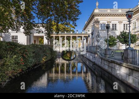 Ponte laterale del Palazzo sull'acqua nel Parco Lazienkowski chiamato anche Parco Lazienki - Terme reali, il più grande parco della città di Varsavia, Polonia Foto Stock