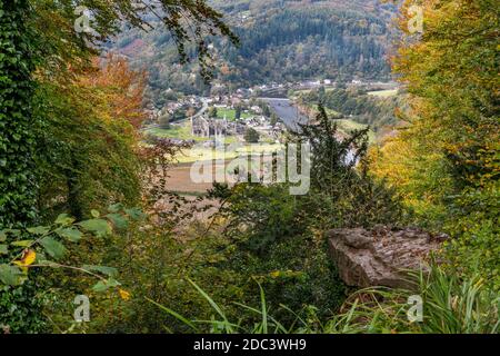 Guardando giù sull'abbazia di Tintern nella Wye Valley dal Devil's Pulpit sulla Shorn Cliff, Tidenham Chase, Gloucestershire UK Foto Stock