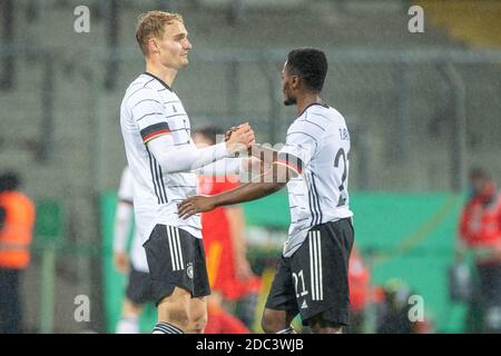 Braunschweig, Germania. 17 Nov 2020. Amos PIEPER (a sinistra, GER) è soddisfatto di Ridle BAKU (GER) dopo la fine del gioco per quanto riguarda le qualifiche per il Campionato europeo, Calcio Laenderspiel, U21, EM- qualifica di gioco, Germania (GER) - Galles (WAL) 2: 1, su 17.11. 2020 a Braunschweig/Germania. ¬ | utilizzo in tutto il mondo Credit: dpa/Alamy Live News Foto Stock