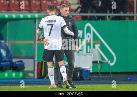 Braunschweig, Germania. 17 novembre 2020. Allenatore Stefan KUNTZ (destra, GER) è soddisfatto di Manuel WINTZHEIMER (GER) dopo la fine del gioco per la qualificazione per il Campionato europeo, Calcio Laenderspiel, U21, EM- qualifica di gioco, Germania (GER) - Galles (WAL) 2: 1, il 17.11 a Braunschweig/Germania. ¬ | utilizzo in tutto il mondo Credit: dpa/Alamy Live News Foto Stock