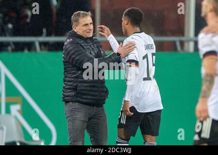 Braunschweig, Germania. 17 novembre 2020. Allenatore Stefan KUNTZ (a sinistra, GER) è soddisfatto di Ismail JAKOBS (GER) dopo la fine del gioco per quanto riguarda la qualificazione per il Campionato europeo, Calcio Laenderspiel, U21, EM- qualifica di gioco, Germania (GER) - Galles (WAL) 2: 1, il 17.11 a Braunschweig/Germania. ¬ | utilizzo in tutto il mondo Credit: dpa/Alamy Live News Foto Stock