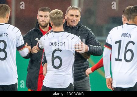 Braunschweig, Germania. 17 novembre 2020. Allenatore Stefan KUNTZ (a destra, GER) è soddisfatto di Niklas DORSCH (GER) dopo la fine del gioco circa la qualifica per il Campionato europeo, Calcio Laenderspiel, U21, EM- qualifica game, Germania (GER) - Galles (WAL) 2: 1, il 17.11 a Braunschweig/Germania. ¬ | utilizzo in tutto il mondo Credit: dpa/Alamy Live News Foto Stock