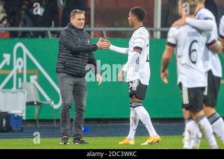 Braunschweig, Germania. 17 novembre 2020. Allenatore Stefan KUNTZ (a sinistra, GER) è soddisfatto di Ismail JAKOBS (GER) dopo la fine del gioco per quanto riguarda la qualificazione per il Campionato europeo, Calcio Laenderspiel, U21, EM- qualifica di gioco, Germania (GER) - Galles (WAL) 2: 1, il 17.11 a Braunschweig/Germania. ¬ | utilizzo in tutto il mondo Credit: dpa/Alamy Live News Foto Stock