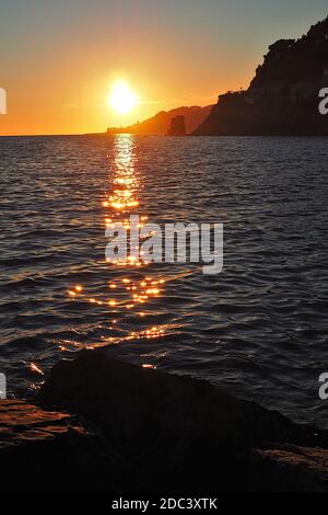 Spettacolare tramonto sul mare ligure, Imperia, Italia Foto Stock