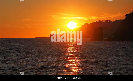 Spettacolare tramonto sul mare ligure, Imperia, Italia Foto Stock