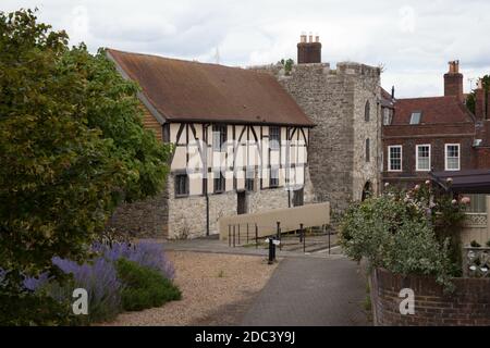 Il Westgate Hall e il Town Wall a Southampton, Hampshire, nel Regno Unito, sono presi il 10 luglio 2020 Foto Stock