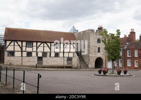 Il Westgate Hall e il Town Wall a Southampton, Hampshire, nel Regno Unito, sono presi il 10 luglio 2020 Foto Stock
