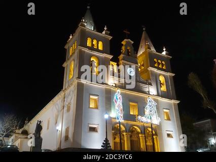 6 DICEMBRE 2019, Cattedrale cattolica di Angra do Heroismo con luci di Natale di notte sull'isola di Terceira le Azzorre Portogallo Foto Stock