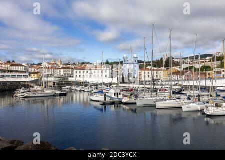 Barche ormeggiate nel porto e la Chiesa della Misericordia (Igreja da Misericórdia), in Angra do Heroismo sull'isola di Terceira le Azzorre Portogallo Foto Stock