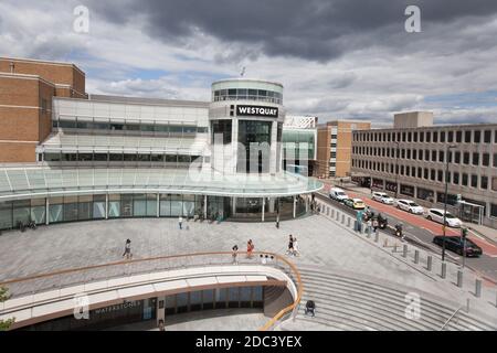 Gli acquirenti del Westquay Shopping Centre di Southampton, Hampshire, Regno Unito, hanno preso il 10 luglio 2020 Foto Stock