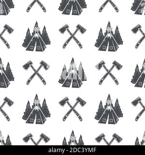 Camping pattern con zaino, alberi di pino e simboli del cono. Avventura sfondo senza giunture. Vettore di stock isolati su sfondo bianco. Design monocromatico Illustrazione Vettoriale