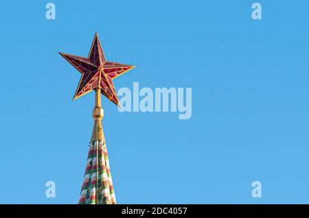 Stella rossa in cima alla Torre Spasskaya del Cremlino di Mosca a Mosca, Russia Foto Stock