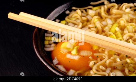 Zuppa di noodle con uova e porri. Foto Stock