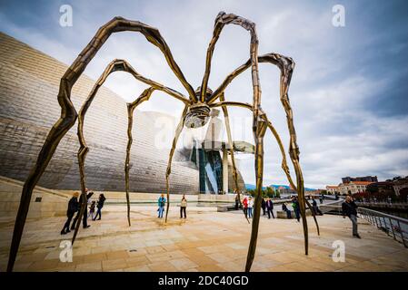 Maman, di Louise Bourgeois, è un monumentale ragno d'acciaio, così grande che può essere installato solo fuori delle porte, un'icona nella città di Bilbao. Permanente c Foto Stock