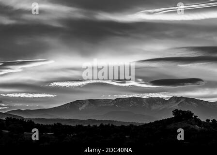 Grandi nuvole lenticolari sulla Sierra Nevada all'alba Foto Stock