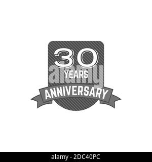 30 anni Anniversary badge, segno ed emblema con nastro ed elementi tipografici. Design piatto con ombreggiatura. L'illustrazione si isola su sfondo bianco. Foto Stock