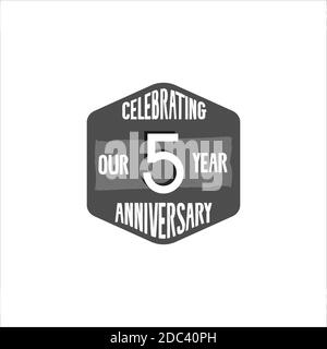 Festeggia il 5° anniversario di badge, firma ed emblema in stile retrò. Facile da modificare e utilizzare il tuo numero, testo. Illustrazione isolare su retro bianco Foto Stock