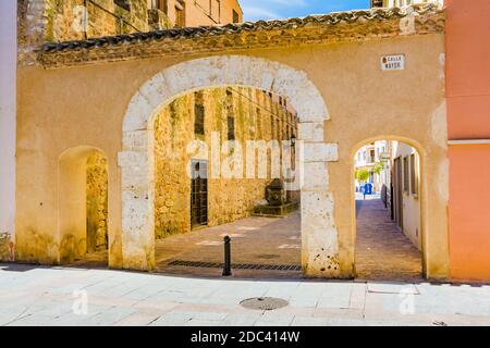 Ingresso alla città. Calle Mayor - strada principale. Burgo de Osma, Soria, Castilla y León, Spagna, Europa Foto Stock