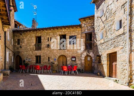 Architettura tipica della regione. Orbaneja del Castillo è una città spagnola appartenente al comune di Burgos, Valle de Sedano, in Castilla y Leó Foto Stock