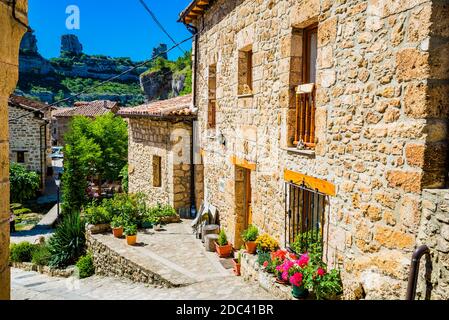 Architettura tipica della regione. Orbaneja del Castillo è una città spagnola appartenente al comune di Burgos, Valle de Sedano, in Castilla y Leó Foto Stock