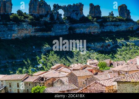 Visto dall'alto. Orbaneja del Castillo è una città spagnola appartenente al comune di Burgos, Valle de Sedano, in Castilla y León. Si trova in Foto Stock