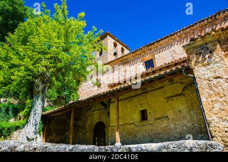 Chiesa medievale molto riformata. Orbaneja del Castillo è una città spagnola appartenente al comune di Burgos, Valle de Sedano, in Castilla y León. Esso Foto Stock