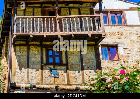 Casa con balconi in legno. Elementi di architettura tradizionale. Orbaneja del Castillo è una città spagnola appartenente al comune di Burgos in Val Foto Stock