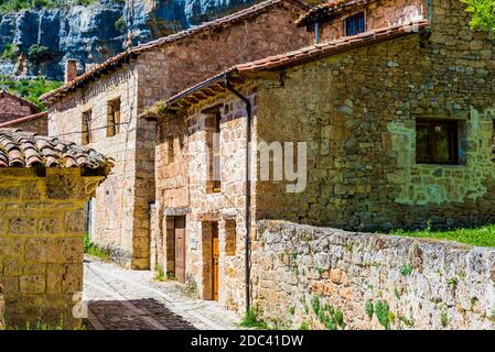 Architettura tipica della regione. Orbaneja del Castillo è una città spagnola appartenente al comune di Burgos, Valle de Sedano, in Castilla y Leó Foto Stock