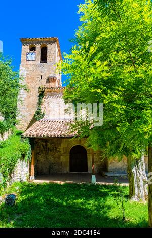 Chiesa medievale molto riformata. Orbaneja del Castillo è una città spagnola appartenente al comune di Burgos, Valle de Sedano, in Castilla y León. Esso Foto Stock