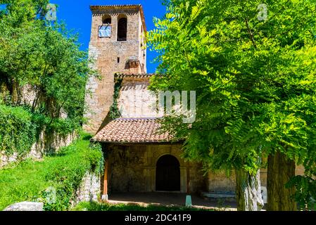 Chiesa medievale molto riformata. Orbaneja del Castillo è una città spagnola appartenente al comune di Burgos, Valle de Sedano, in Castilla y León. Esso Foto Stock