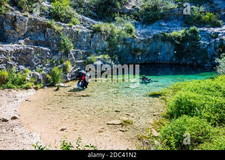 Subacquei a Pozo Azul. Speleologia subacquea. Pozo Azul è una sorgente d'acqua situata nella città di Covanera a Burgos. Covanera, Tubilla del Foto Stock