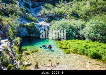 Subacquei a Pozo Azul. Speleologia subacquea. Pozo Azul è una sorgente d'acqua situata nella città di Covanera a Burgos. Covanera, Tubilla del Foto Stock