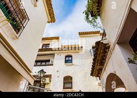 Pueblo blanco, urbanizzazione costruita come un villaggio bianco andaluso.Torremolinos, Málaga, Costa de Sol, Andalusia, Spagna, Europa Foto Stock