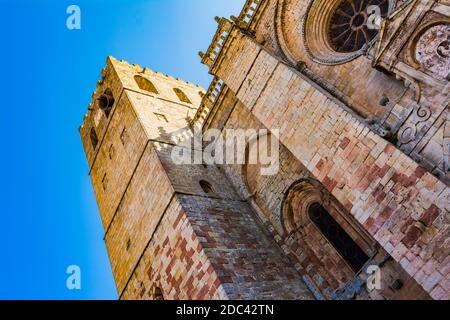 Le torri della Cattedrale sono state costruite con monumenti difensivi e successivamente unite al muro. Su entrambi i lati della facciata principale, due torri in arenaria. Santa Foto Stock