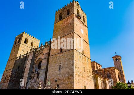Le torri della Cattedrale sono state costruite con monumenti difensivi e successivamente unite al muro. Su entrambi i lati della facciata principale, due torri in arenaria. Santa Foto Stock