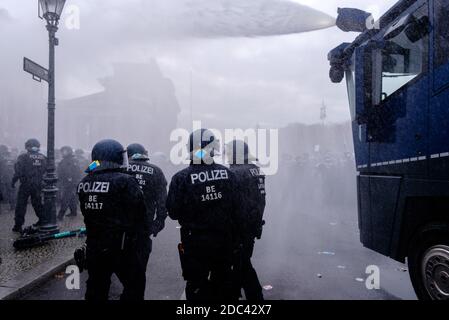 Berlino, Germania. 18 Nov 2020. Germania, Berlino, 18 novembre 2020: La polizia può essere vista durante l'uso di cannoni ad acqua dopo gruppi eterogenei intorno a Corona deniers, teorici del complotto e estremisti di destra hanno chiesto di bloccare l'accesso agli edifici governativi tedeschi. Sia il Bundestag che il Bundesrat hanno votato il 18 novembre 2020 sulle nuove norme previste per la legge sulla protezione delle infezioni. (Foto di Jan Scheunert/Sipa USA) Credit: Sipa USA/Alamy Live News Foto Stock