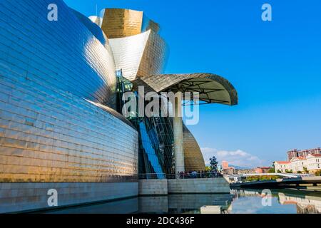 Particolare della facciata. Il Museo Guggenheim Bilbao è un museo di arte moderna e contemporanea progettato dall'architetto canadese Frank Gehry, Bil Foto Stock