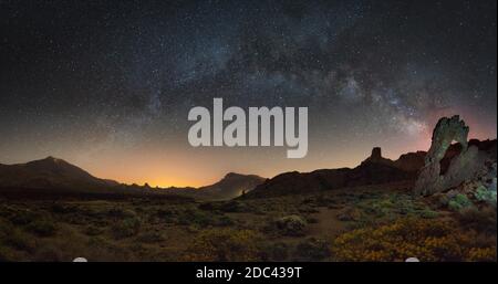 scena notturna di montagna dove si possono vedere le stelle e. il modo lattiginoso Foto Stock