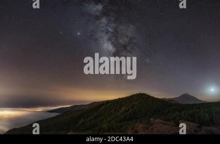 scena notturna di montagna dove si possono vedere le stelle e. il modo lattiginoso Foto Stock