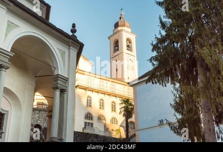 Veduta del Santuario del Crocifisso sul Sacro Monte Calvario sulla collina Mattarella, Domodossola, Piemonte, Italia Foto Stock