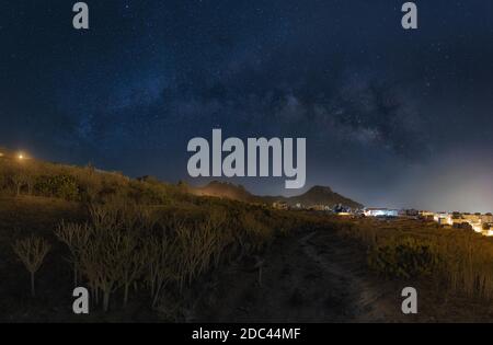 scena notturna di montagna dove si possono vedere le stelle e. il modo lattiginoso Foto Stock