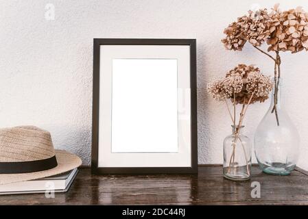 Cornice vuota su ripiano in legno. Mockup del telaio. Foto Stock