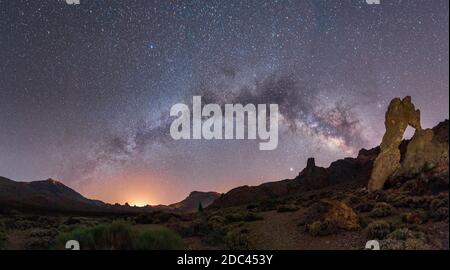 scena notturna di montagna dove si possono vedere le stelle e. il modo lattiginoso Foto Stock