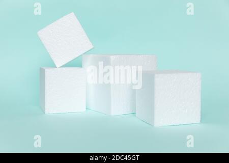 Forme cubiche rettangolari bianche su sfondo blu. Scatole minimal forma geometrica podio. Svuotare il negozio senza marchio. Vetrina per prodotti cosmetici. Simulazione Foto Stock