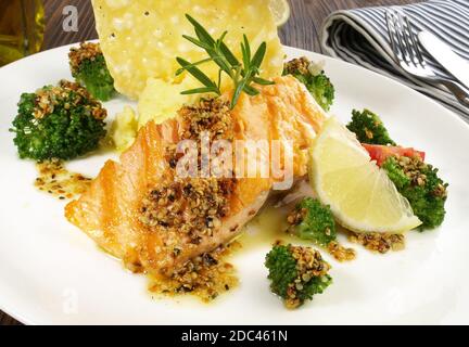 Bistecca di salmone alla griglia con broccoli, purè di patate Cracker di formaggio su sfondo di legno Foto Stock