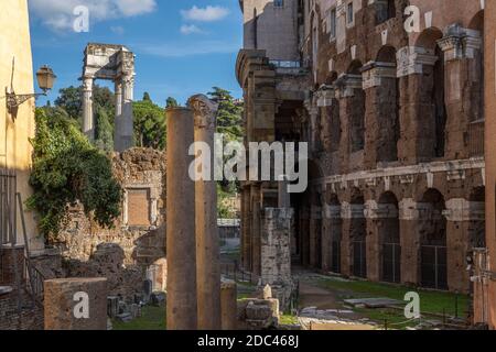 Di fronte al teatro Marcello si possono vedere i resti del tempio di Apollo. Roma, Lazio, Italia, Europa Foto Stock